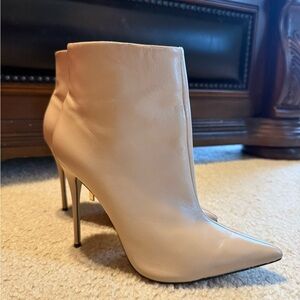 Saks Fifth Avenue Cream Beige Ankle Booties NWOT 8.5 Stilletto Pointed Toe